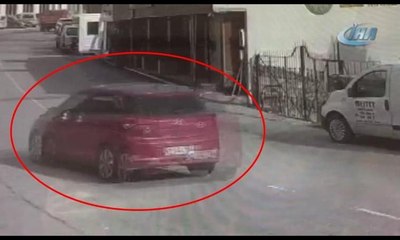 Otomobil, oyuncu Erkan Petekkaya'nın restoranına böyle daldı