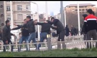 Taksim Meydanı'nda dinlene dinlene tekme tokat kavga ettiler