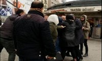 İranlı aile, fazla ücret istediğini iddia ettikleri taksiciyi dövdü