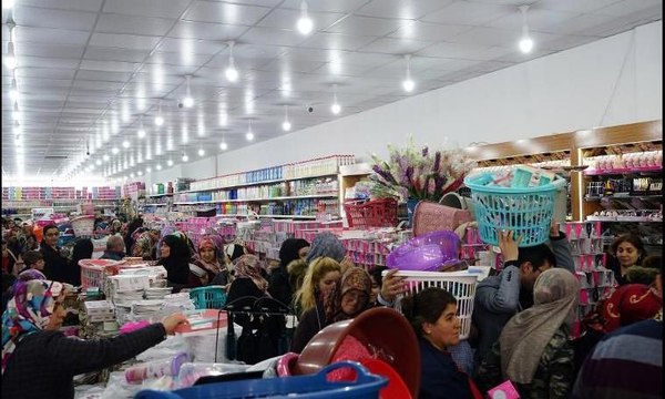 Tokat'ta mağaza açılışında izdiham