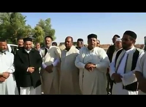 فيديو.. عددٌ من أعيان وأهالي #الزنتان يتفقدون «القوة المشتركة»، واعتبر أحدهم أن #ورشفانة ليست هدفاً والزنتان ليست طرفاً، ولا عودة للخلف «أي للنظام السابق».