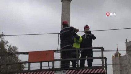 Video herunterladen: Aksaray'da Yoldan Çıkan Otobüs, Elektrik Direğine Çarptı