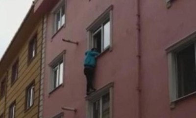 Pencerede asılı kaldı