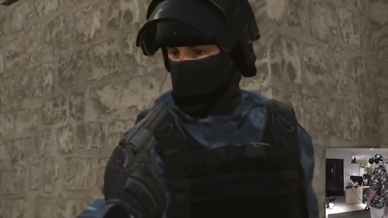 Jouer à la roulette russe dans un jeu vidéo en réalité virtuelle