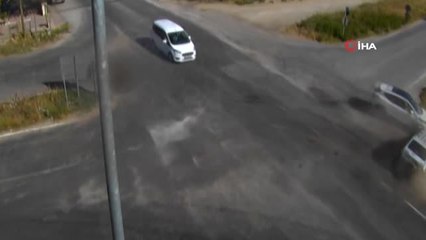 Çarpmanın Şiddetiyle Otomobilin Tüm Kapıları Açıldı, Sürücüyü Emniyet Kemeri Kurtardı.