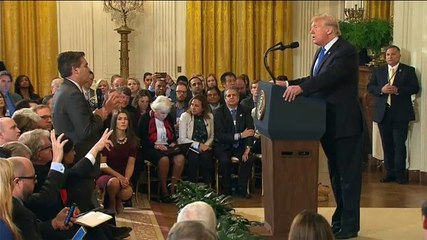 Trump se enzarza con un periodista antes de expulsarle de la Casa Blanca: “Eres el enemigo del pueblo”