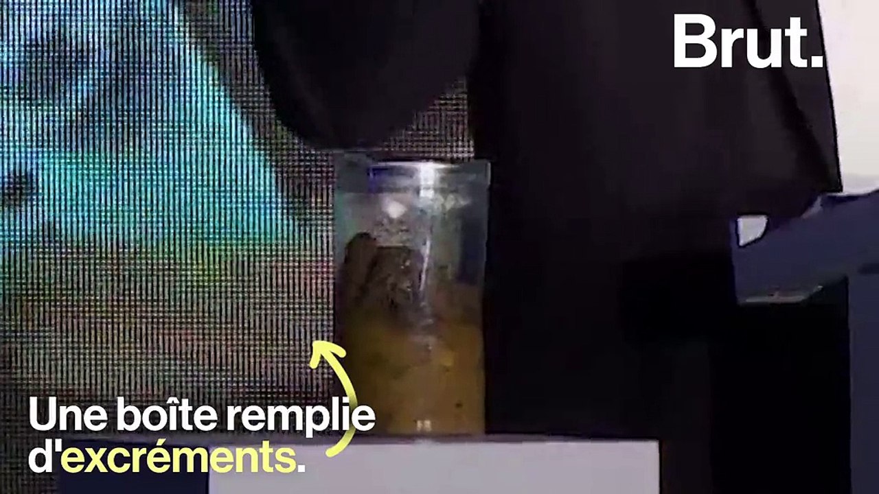 Bill Gates se présente avec un pot rempli d’excréments pour appeler à la "révolution des toilettes"