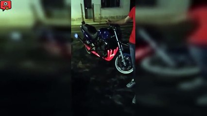 Il fait chauffer à blanc le pot de sa moto et va le regretter