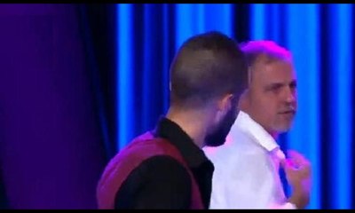 Yarışmacı iki kez şarkı sözlerini unuttu, Tarık Sezer sahneye geldi