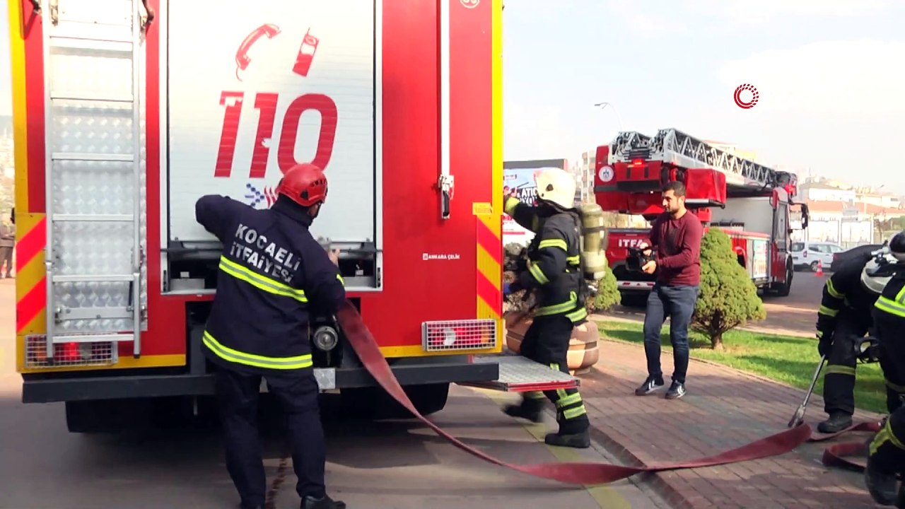 Deprem tatbikatında role kendini kaptıranlar renkli görüntülere neden oldu
