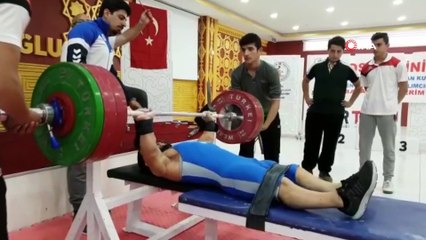 Engelli genç ağırlığının 2 katından fazla ağırlık kaldırıp şampiyon oldu