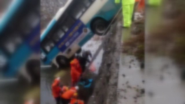 서천에서 시내버스 10m 아래로 추락...6명 사상 / YTN