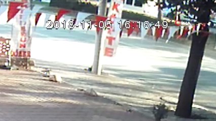 Bisikletiyle yolun karşısına geçmek isteyen kıza otomobil böyle çarptı