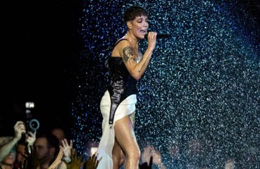 Halsey shuts down rumours she's dating John Mayer