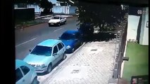 Câmera flagra colisão com carro estacionado