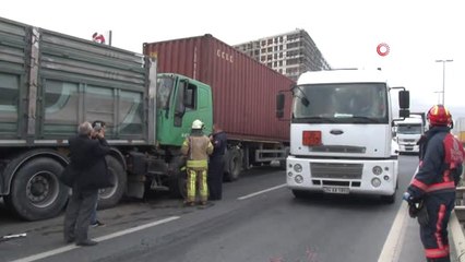 Beylikdüzü'nde Kontrolden Çıkan Tır Park Halindeki Başka Bir Tıra Çarptı