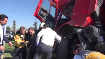 Kütahya Hayvan Taşıyan Kamyon, Minibüsle Çarpıştı 1 Ölü, 2 Yaralı