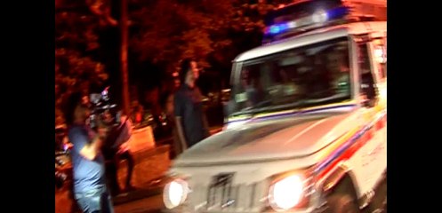 فيديو هذا ما فعله معجب مهووس أمام منزل شاروخان لإجباره على مقابلته