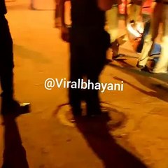 فيديو معجب مهووس يجرح يده بشفرة أمام منزل شاروخان لإجباره على مقابلته