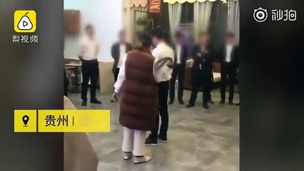 Così l'azienda punisce i lavoratori "Costretti a bere urina e mangiare scarafaggi" | Notizie.it