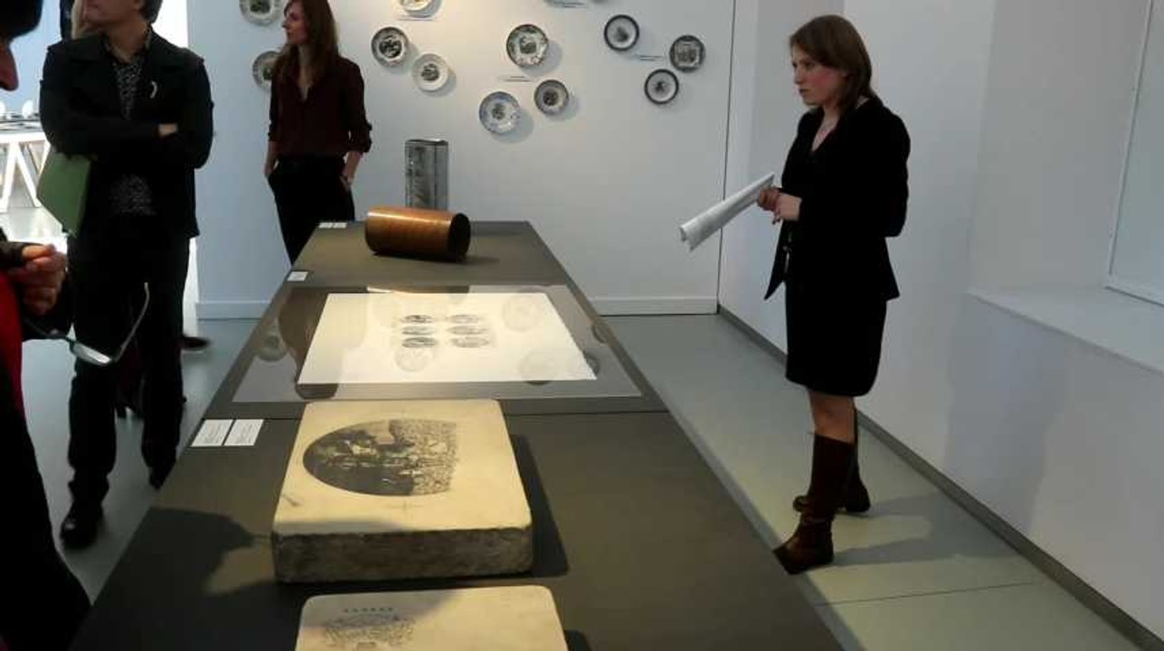 La Louvière : Stéphanie Boulet explique la technique d'impression par transfert des décors sur la céramique dans le cadre de l'exposition "Assiettes parlantes" au musée Keramis