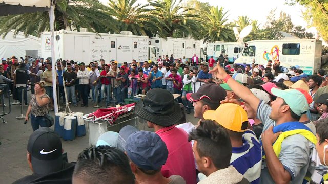 Boxeo y cortes de pelo: pasar el tiempo en el albergue migrante