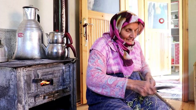 53 yıldır eşiyle birlikte külek yaparak geçimini sağlıyor