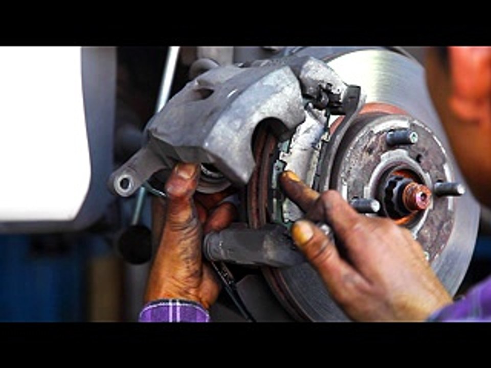 Bremssattel, bremsbeläge auf bremsscheibe montieren