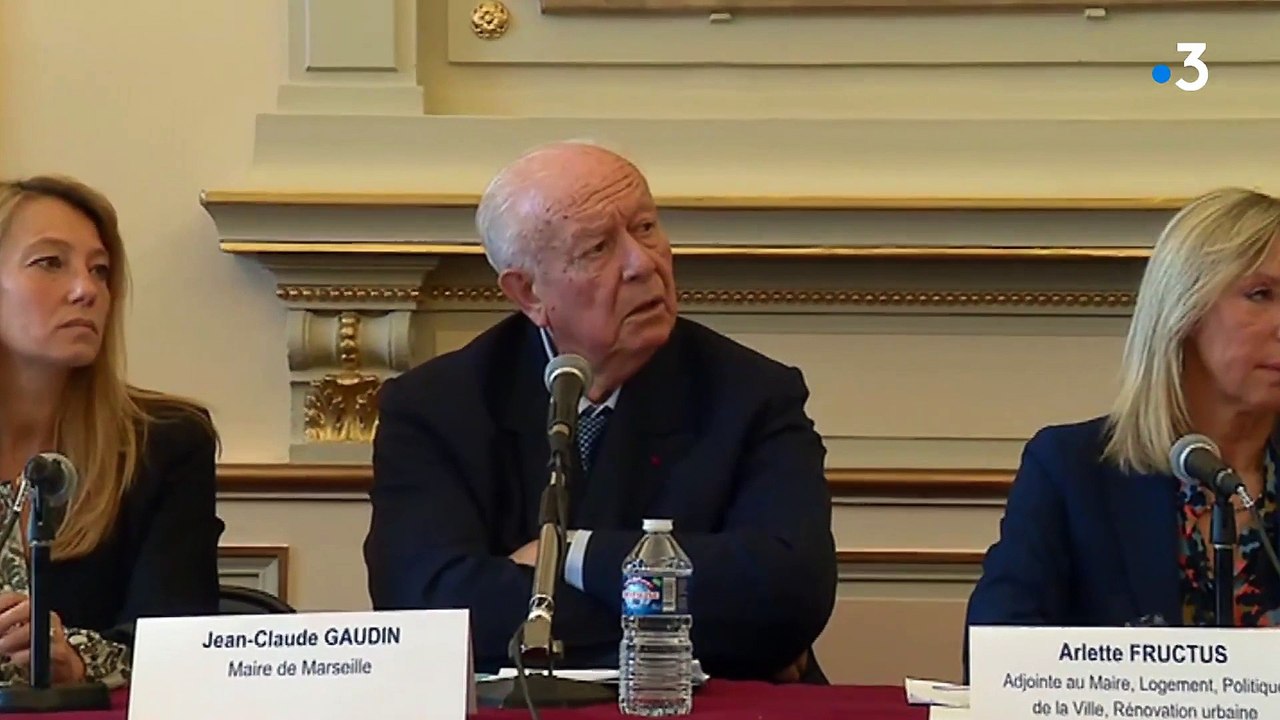 Effondrement d'immeubles à Marseille: Le maire de la ville Jean-Claude Gaudin refuse de démissionner: "Vous croyez que le capitaine démissionne quand il y a une tempête ?" - VIDEO