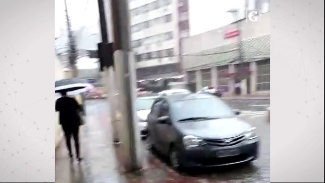 Chuva alaga ruas no Centro de Vitória