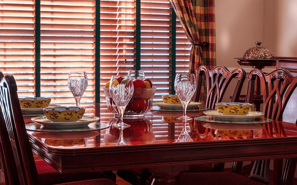 5 Dining Etiquette Rules You're Breaking