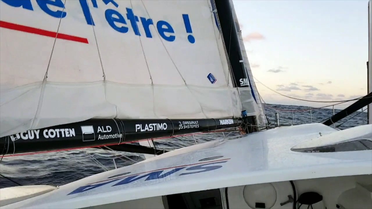 Route du Rhum. Paul Meilhat enlève le ciré