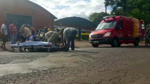 Ciclista tem lesões graves após ser atingido por caminhão