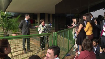 ‘Mais diálogo, menos ideologia’