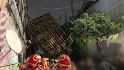 부산 백병원 공사장 철골구조물이 연립주택 덮쳐 / YTN