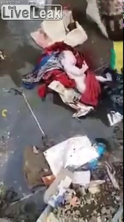 Ils trouvent 2 bébés jumeaux vivants abandonnés dans les poubelles !