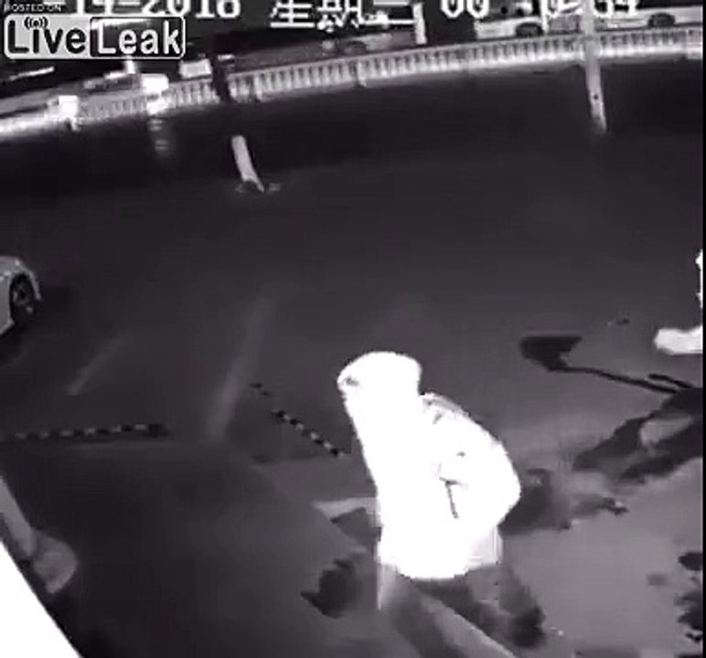 Ce cambrioleur assomme son pote en tentant de casser la vitrine avec une brique !