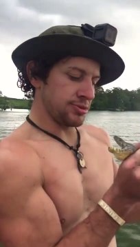 Se faire mordre la langue par un serpent... Douloureux