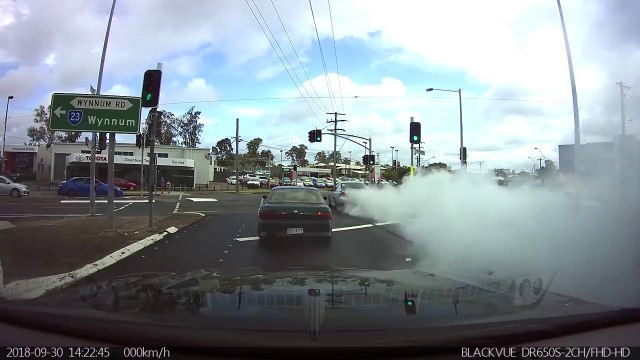 Un conducteur un peu trop pressé à un feu rouge