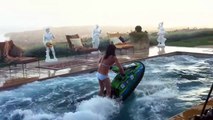 Cette fille fait des backflips en jet ski dans sa piscine