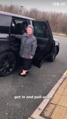 Elle n'arrive pas à monter dans le Range Rover car elle est trop petite