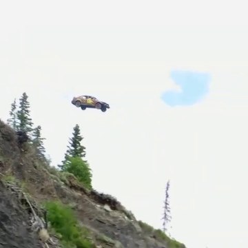 Le concours complètement fou où il faut balancer des voitures depuis une falaise !