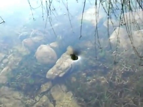 Ce lac se vide par un tout petit trou. Incroyable