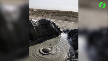 Ce petit volcan de boue est incroyable