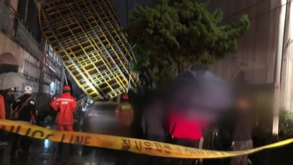 강풍에 공사장 구조물 넘어지며 연립주택 덮쳐 / YTN