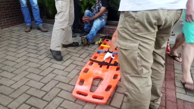 Moto atinge lateral de carro e jovem fica ferido