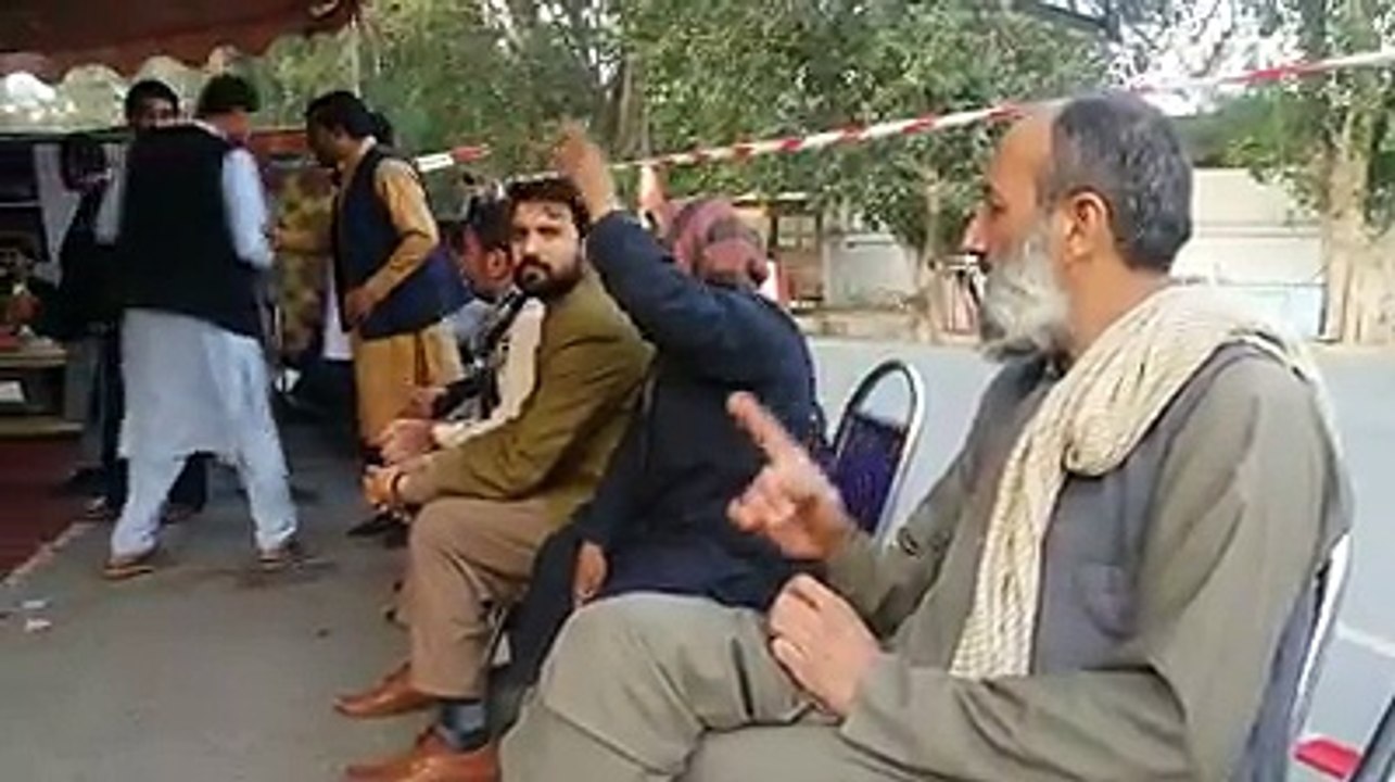 یک فعال مدنی در شهر جلال آباد، مرکز ولایت ننگرهار، محفل عروسی خود را در خیمۀ تحصنی برگزار کرد که در مقابل مقر آن ولایت بر افراشته شده است.ده‌ها نفر از فعالان م