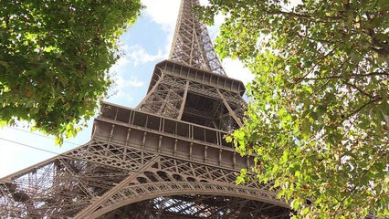 Subastarán trozo de escalera de la torre Eiffel
