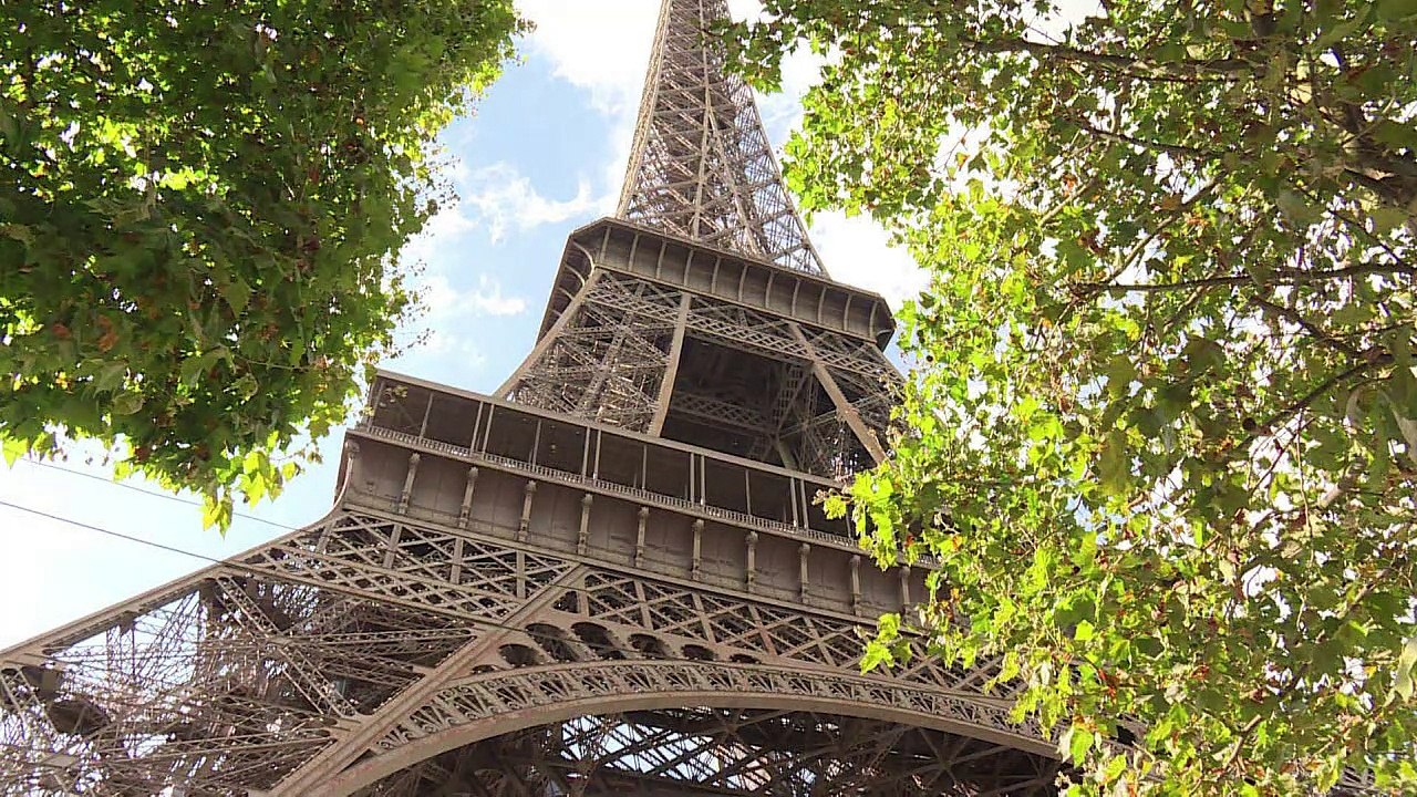 Subastarán trozo de escalera de la torre Eiffel