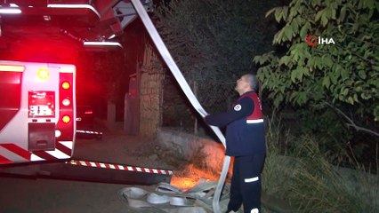 Buzdolabından çıkan yangın apartman dairesini küle çevirdi